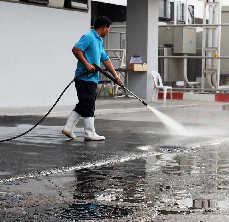 Pavement cleaning with dirt rinsing during pressure washing